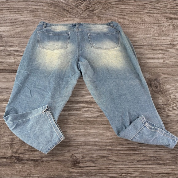 Lane Bryant Jeans Womens Size 20 Crop Light Wash Faded Distressed Capri (967) - Picture 2 of 7